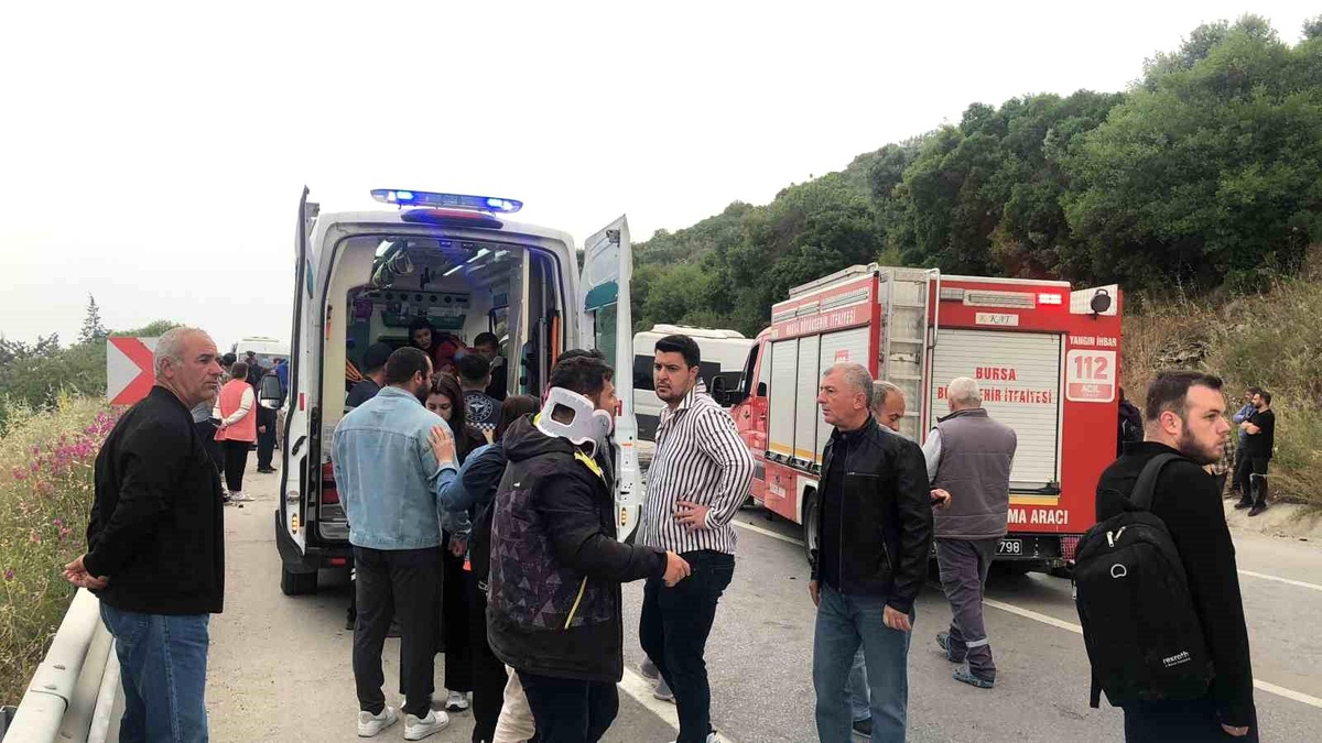 Gemlik\'te Minibüs-Otomobil Çarpıştı: 12 Yaralı
