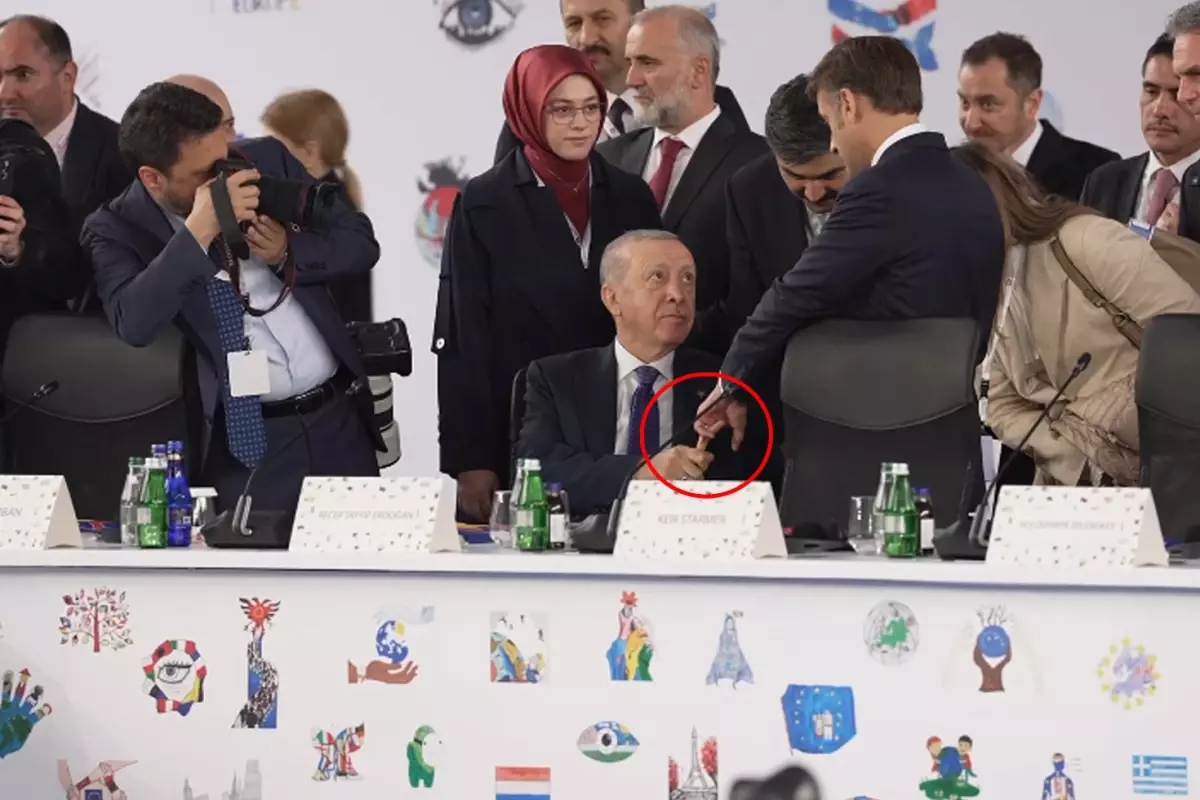 Görüntü bomba! Erdoğan, Macron\'un üstünlük kurma çabasına izin vermedi