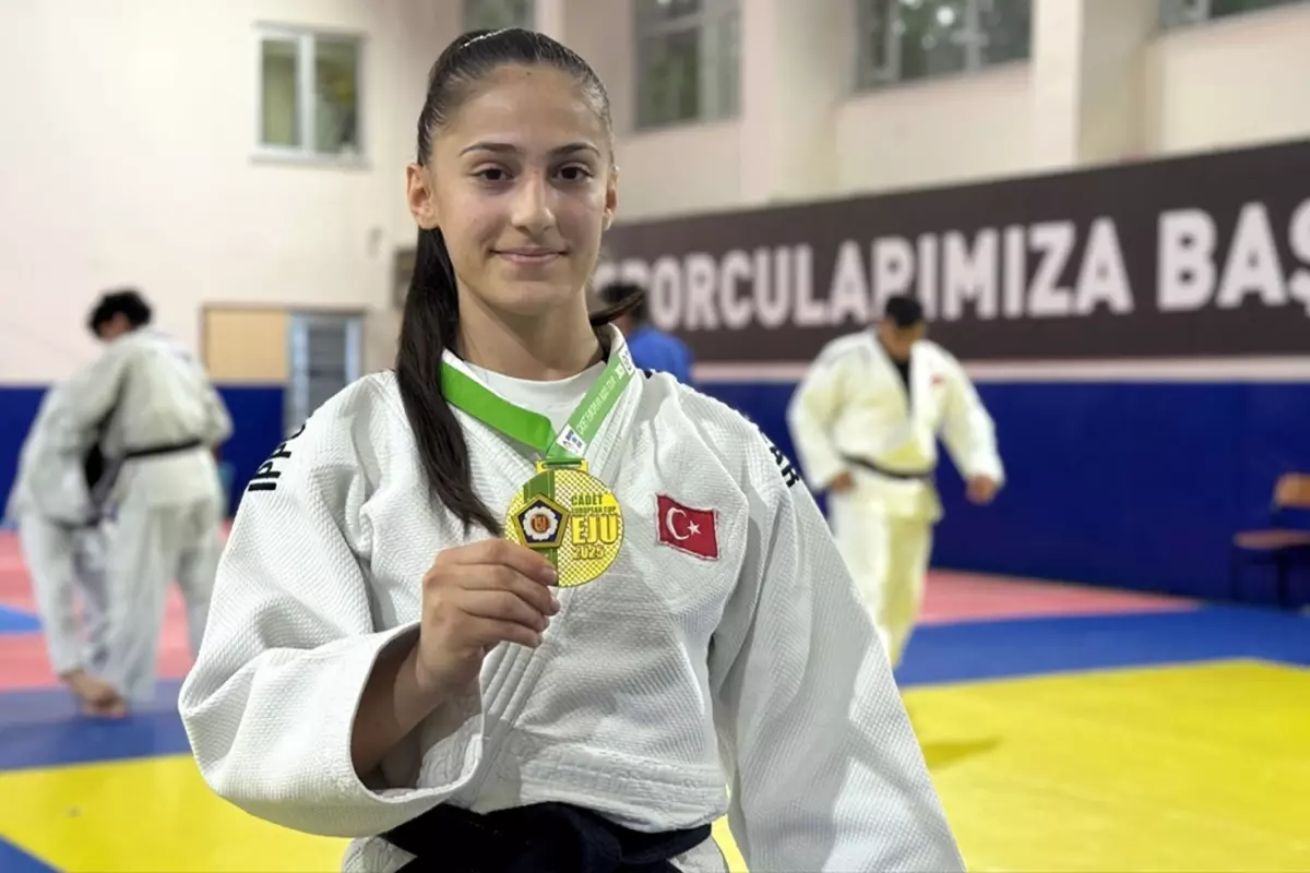 İsrailli rakibini yenen Fatma Zehra, madalyasını Filistin\'e adadı