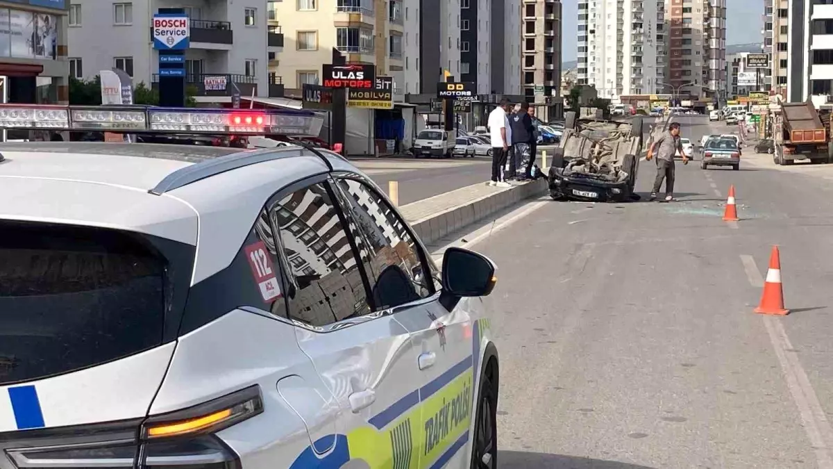 Mersin\'de Trafik Kazası: Otomobil Ters Dönerek Yaralandı