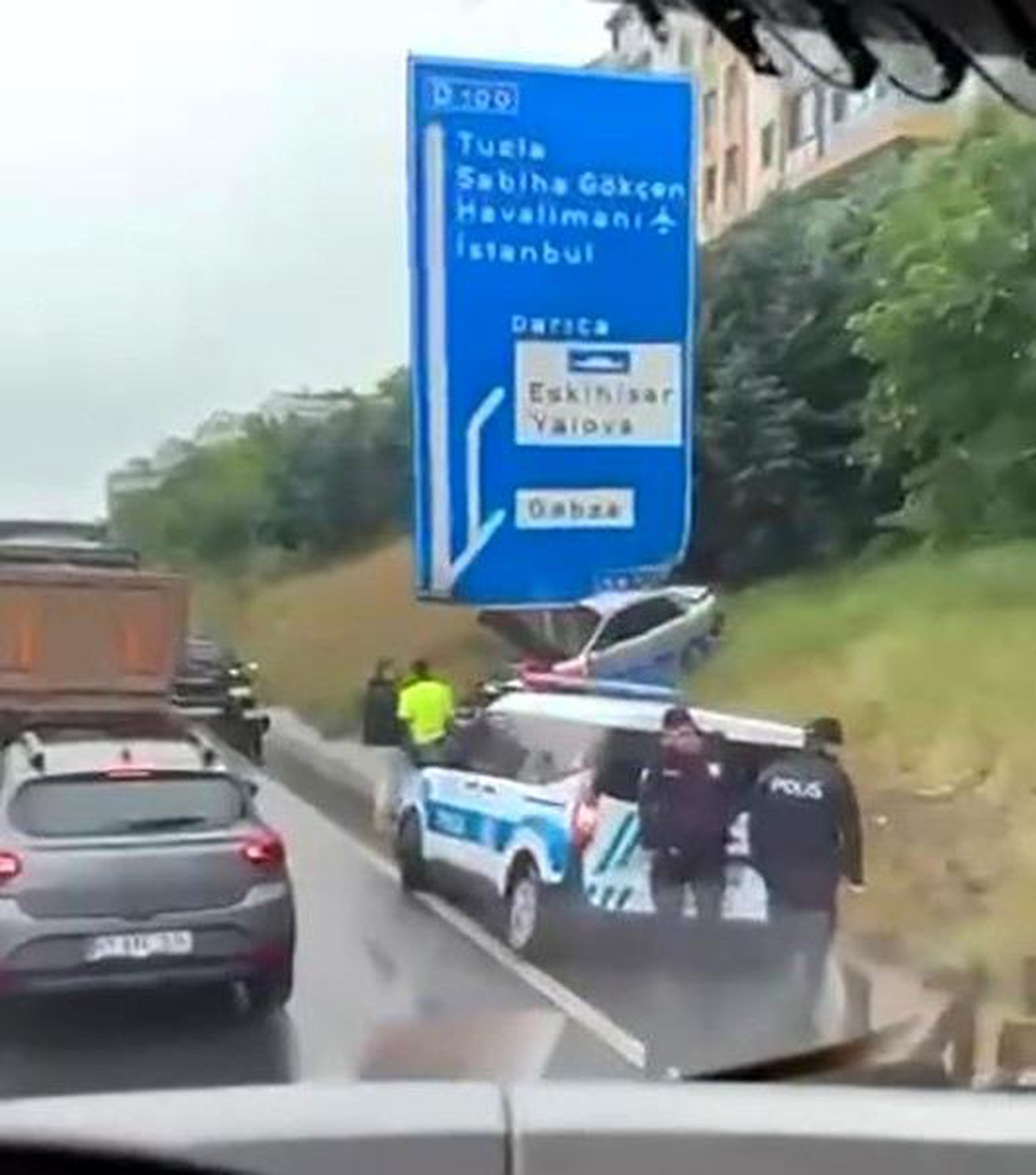 Kocaeli\'de Trafik Kazası: Sürücü Sıkıştı