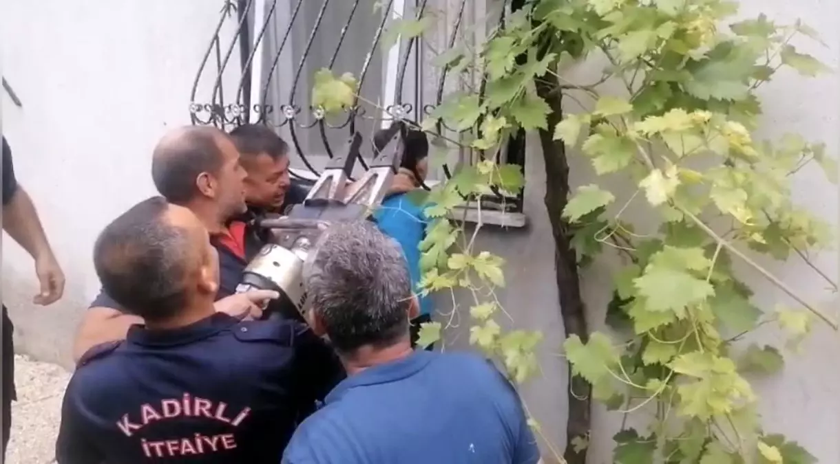 Oyun oynarken kafası demir parmaklığa sıkışan çocuğu itfaiye kurtardı
