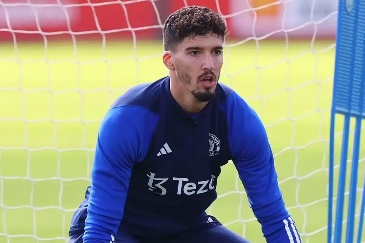 Premier Lig\'de ödül verildi! Altay Bayındır yılın golünü yemiş