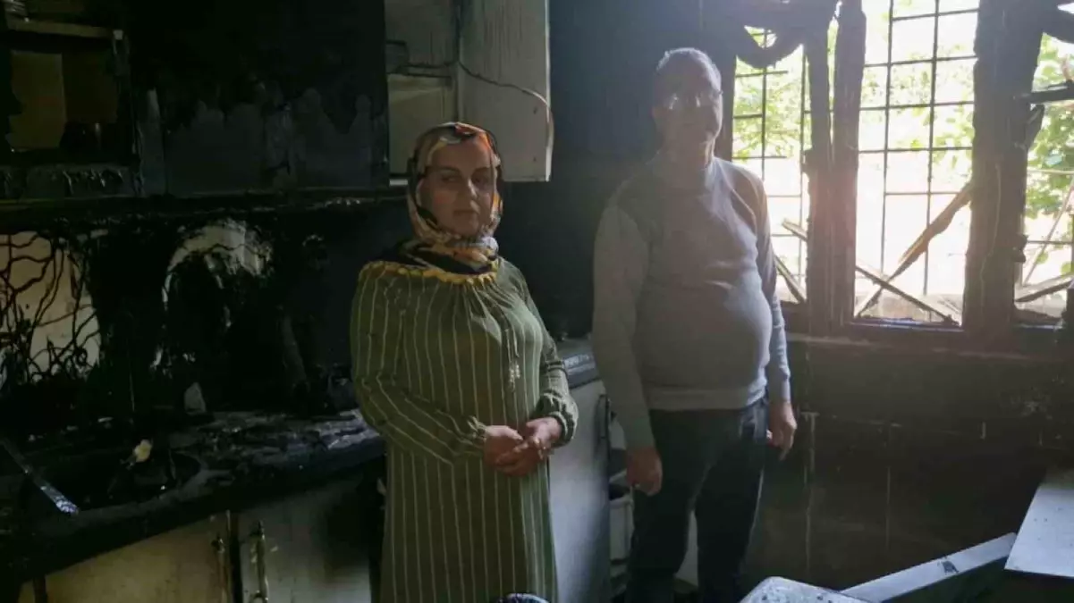 Hatay\'da Yıldırım Düşen Ev Kül Oldu