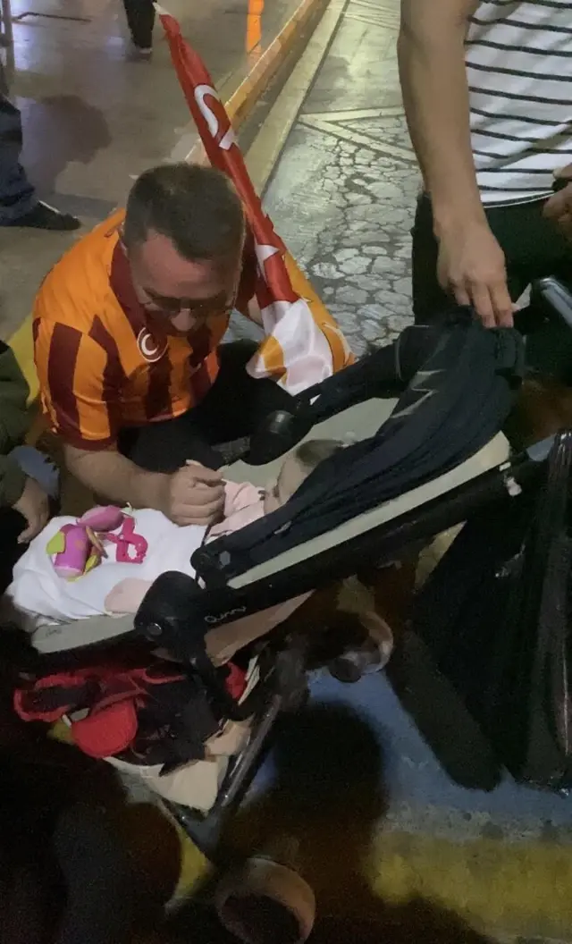 Şampiyonluk kutlayan aile bebeklerini yolun ortasında unuttu