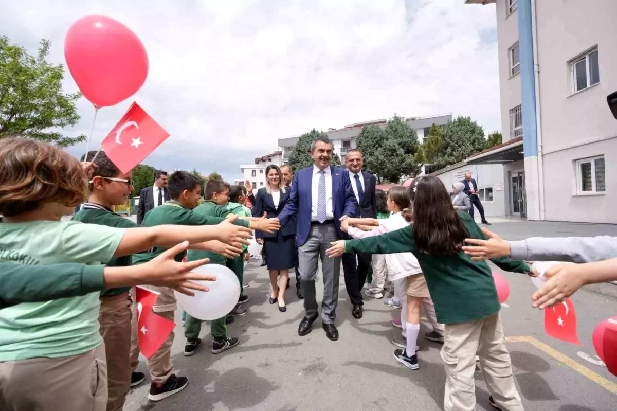 Bakan Tekin Tuzla\'daki Okulu Ziyaret Etti