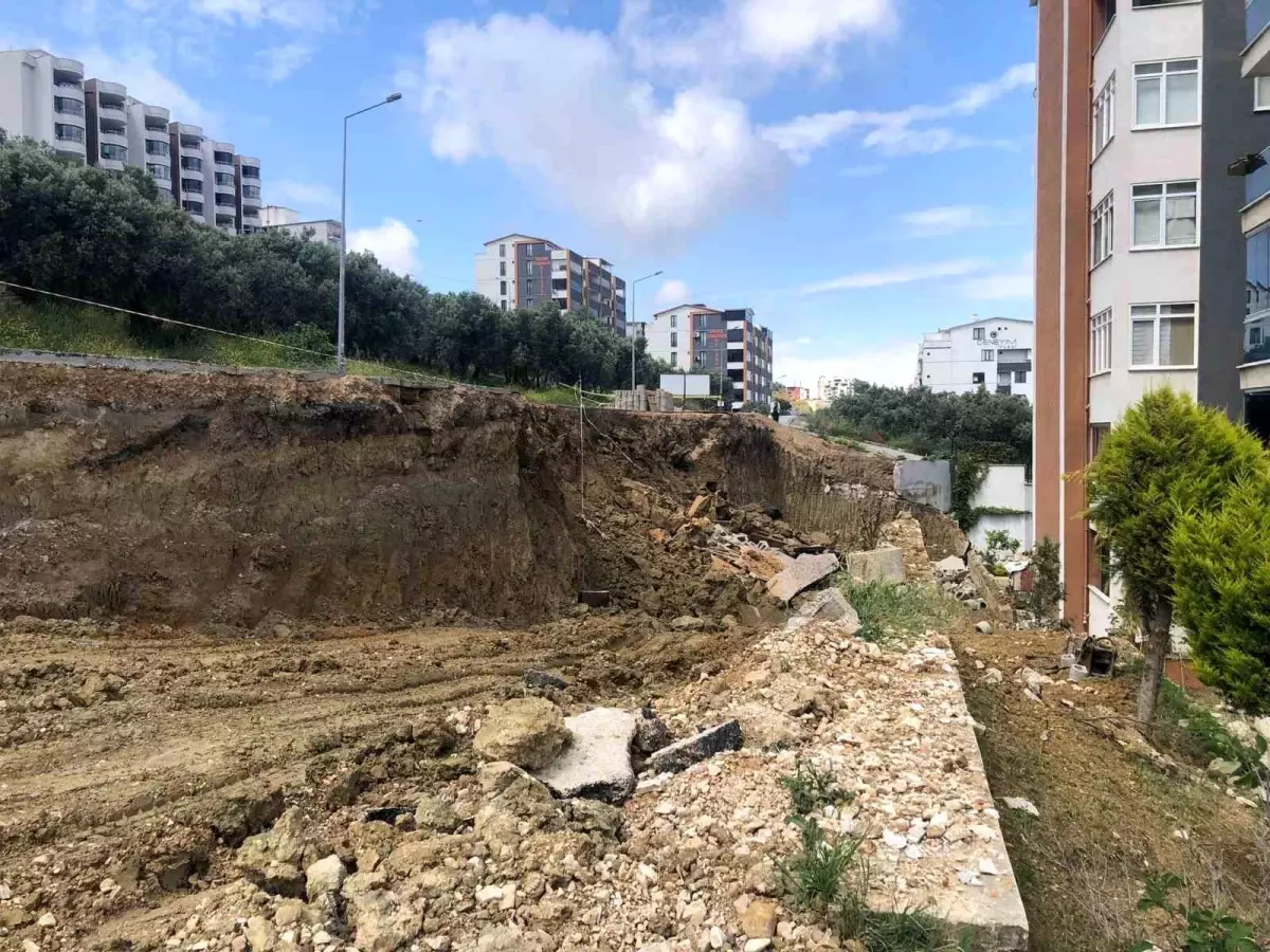 Bursa\'da Yol Çöktü, Sakinler Deprem Korkusu Yaşadı