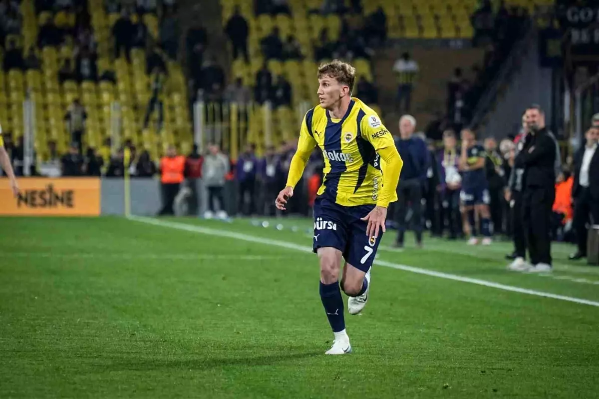 Burak Kapacak, Fenerbahçe\'de İlk Kez Sahada