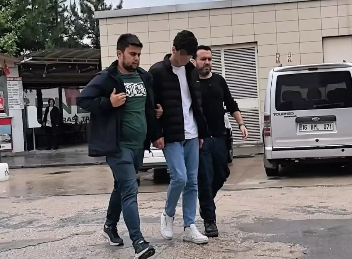 İnegöl\'de Şakalaşma Kazası: Genç Bıçakla Yaralandı