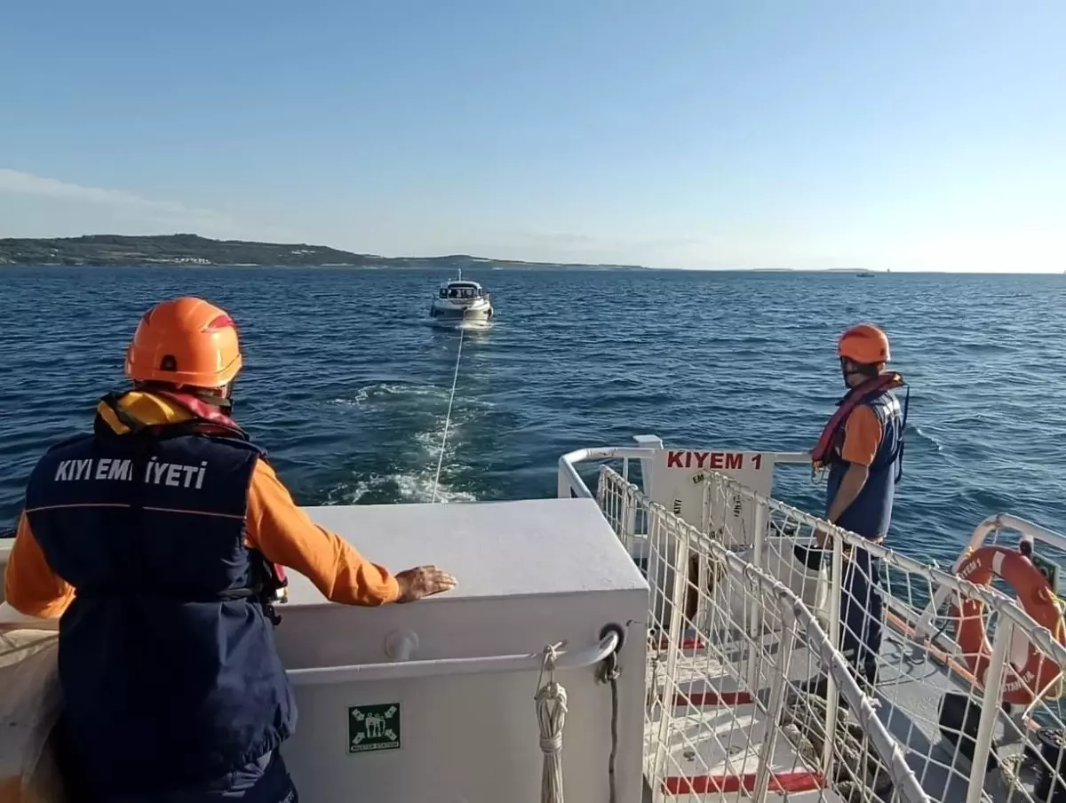 Çanakkale\'de Sürüklenen Tekne Kurtarıldı