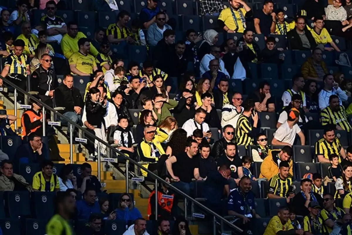 Fenerbahçe\'nin olaylı maçında sadece 1 futbolcu alkışlandı