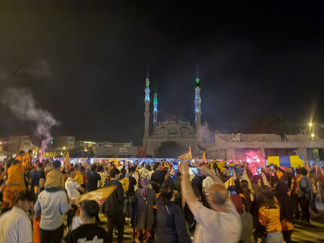 Galatasaraylı taraftarlar şampiyonluğu Fenerbahçe ve Beşiktaş tabutu ile kutladı