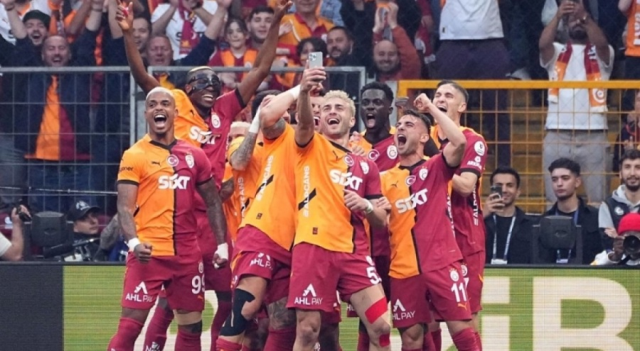 Galatasaraylı taraftarlar şampiyonluğu Fenerbahçe ve Beşiktaş tabutu ile kutladı