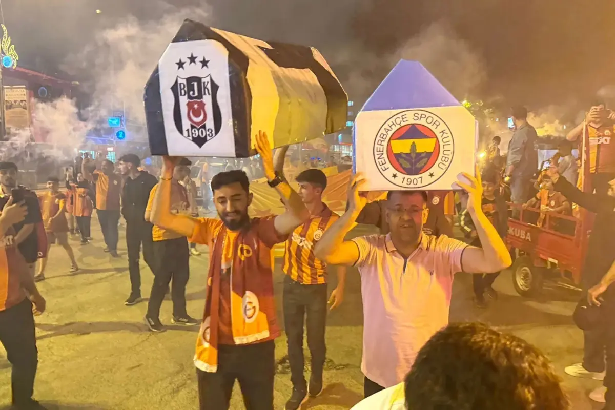 Galatasaraylı taraftarlar şampiyonluğu Fenerbahçe ve Beşiktaş tabutu ile kutladı