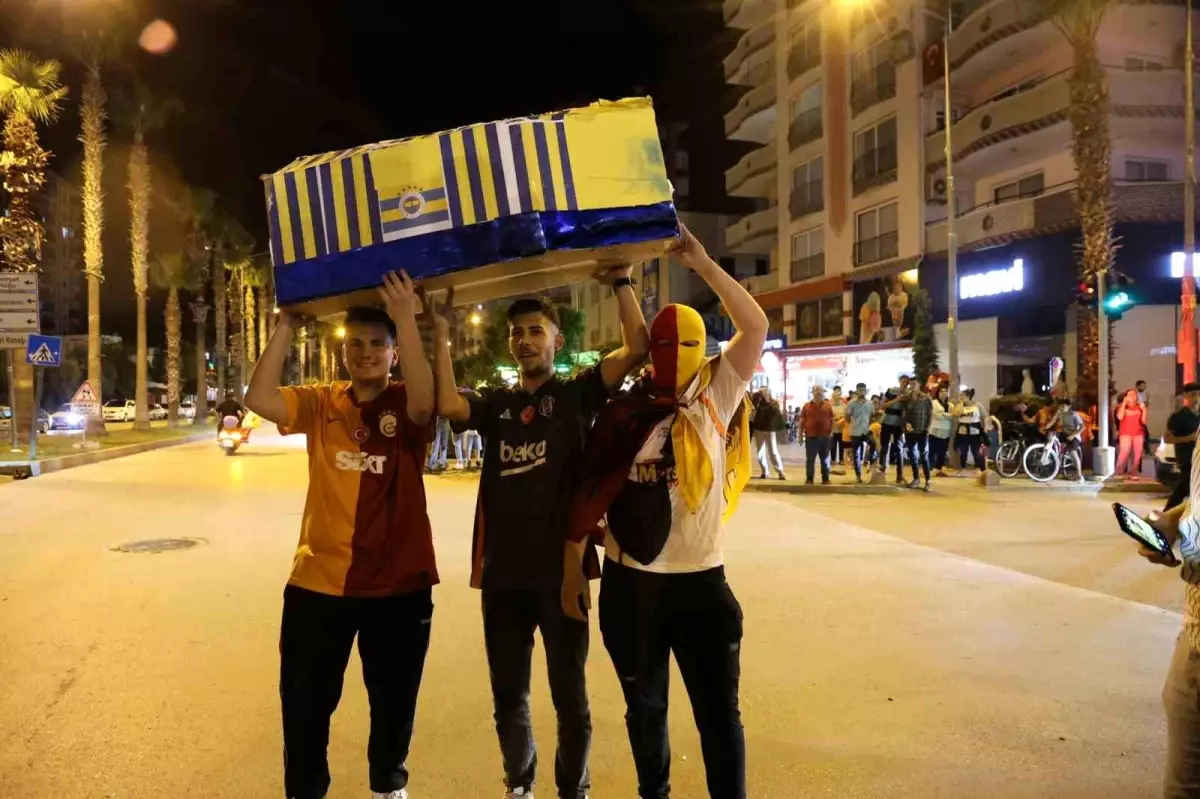 Galatasaray Şampiyonluğunu Fenerbahçe Bayrağı ile Kutladı