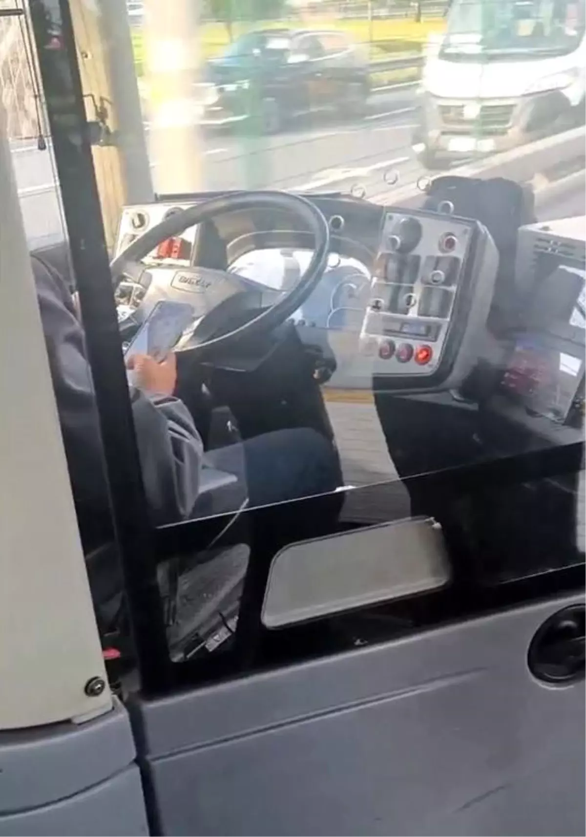Metrobüs Sürücüsü Sohbet ve Telefonla Oynadı