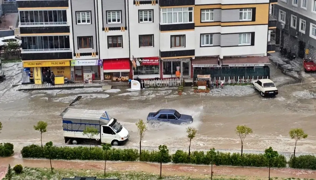 Boyabat\'ta Şiddetli Dolu ve Sağanak Yağış