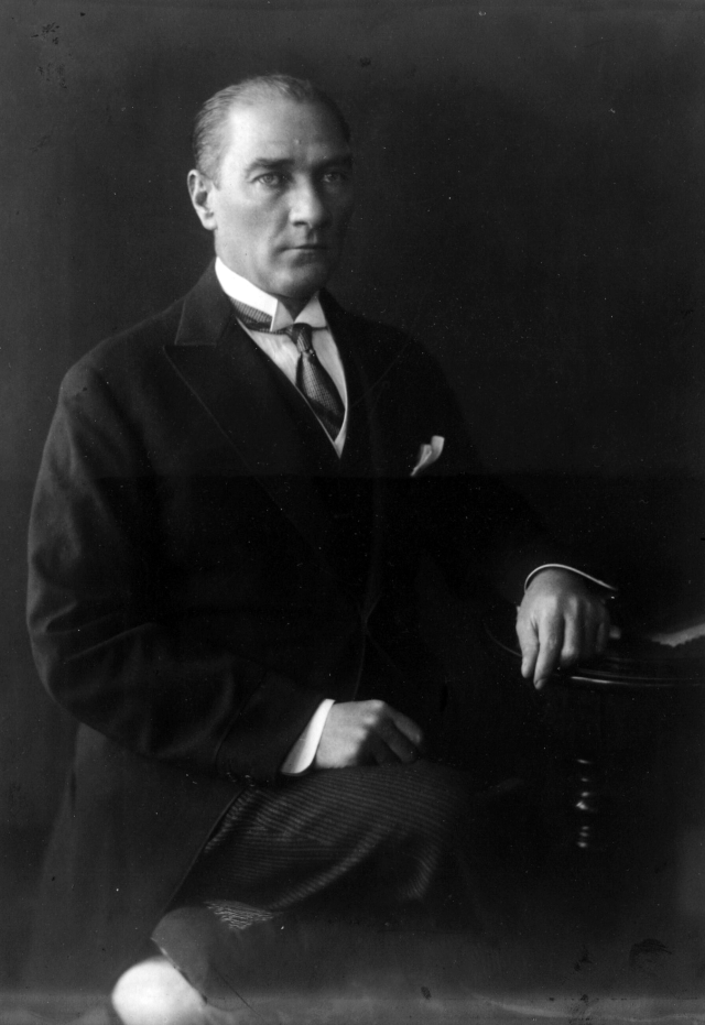 Atatürk'ün stüdyo fotoğraf çekiminde, videosu da olduğu ortaya çıktı