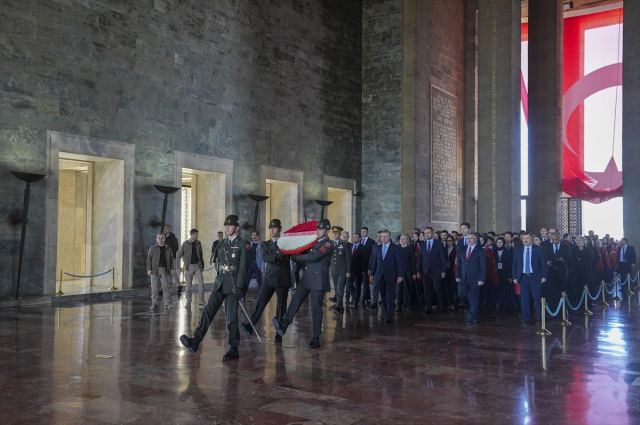 Bakan Bak, gençler ve sporcularla Anıtkabir'i ziyaret etti