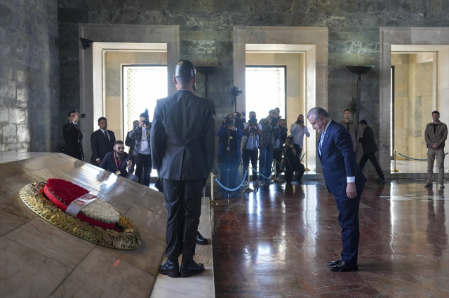 Bakan Bak, gençler ve sporcularla Anıtkabir'i ziyaret etti