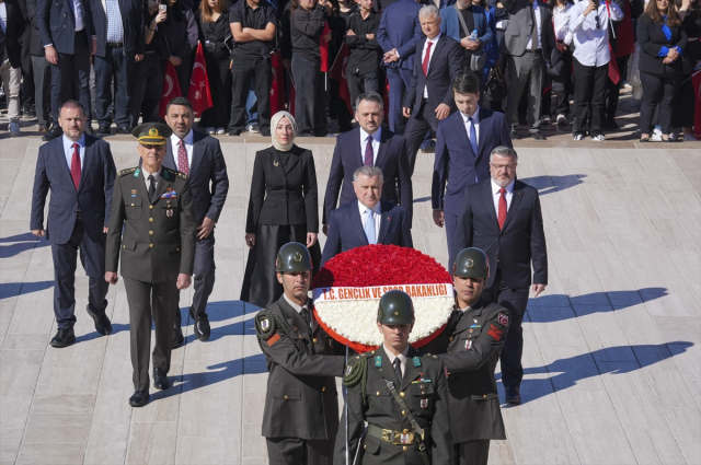 Bakan Bak, gençler ve sporcularla Anıtkabir'i ziyaret etti