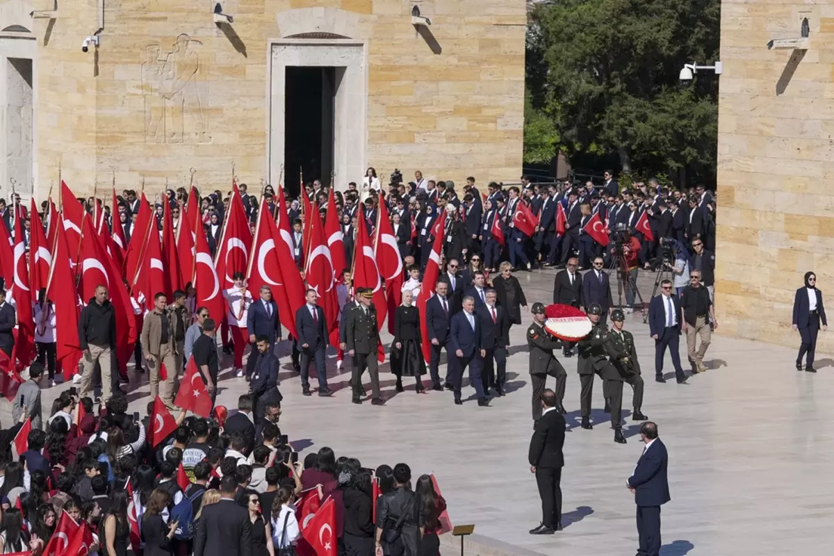 Bakan Bak, gençler ve sporcularla Anıtkabir\'i ziyaret etti