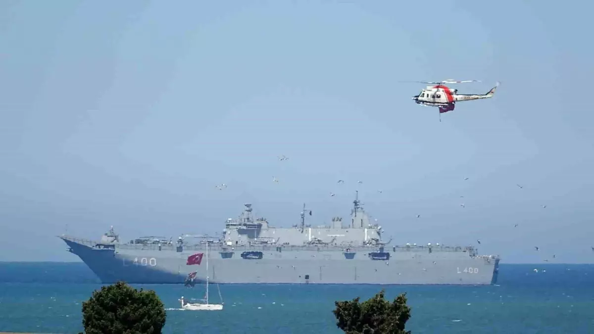 Samsun\'da Balıkçı Tekneleri Tören Geçişi