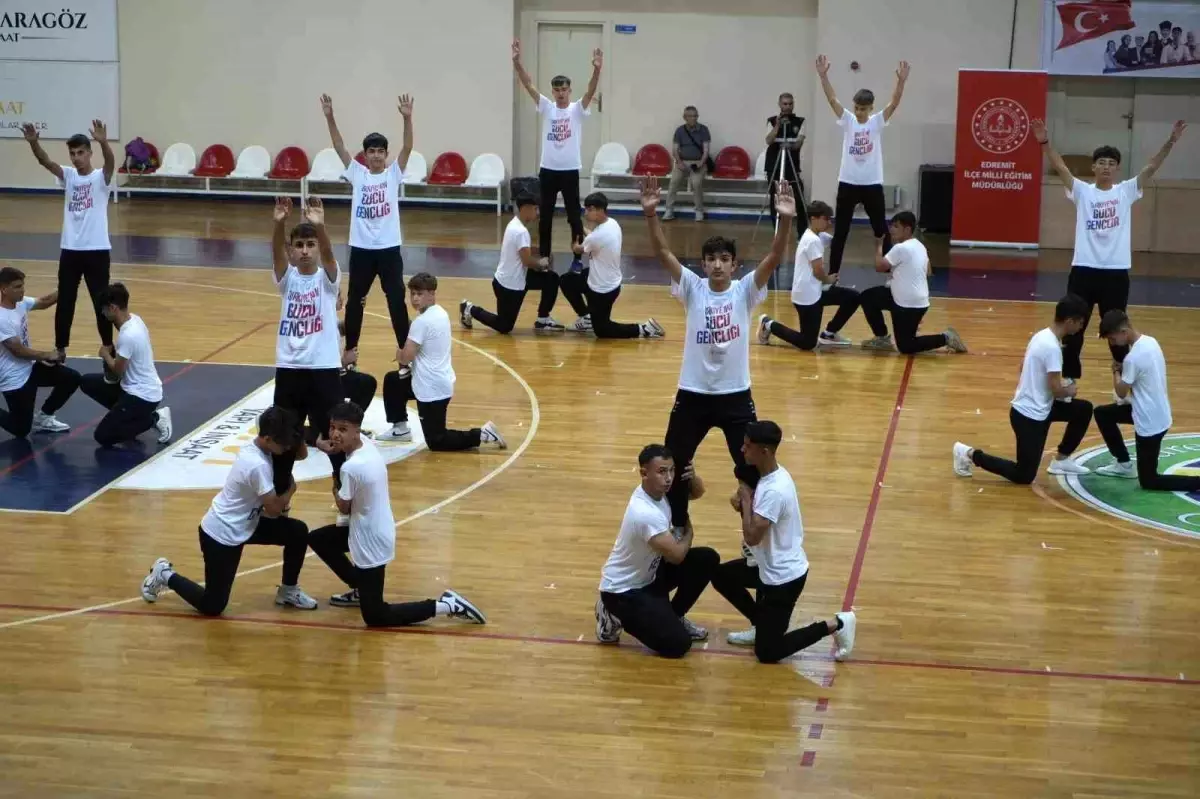 Edremit\'te 19 Mayıs coşkusu gençlik yürüyüşü ve gösterilerle kutlandı