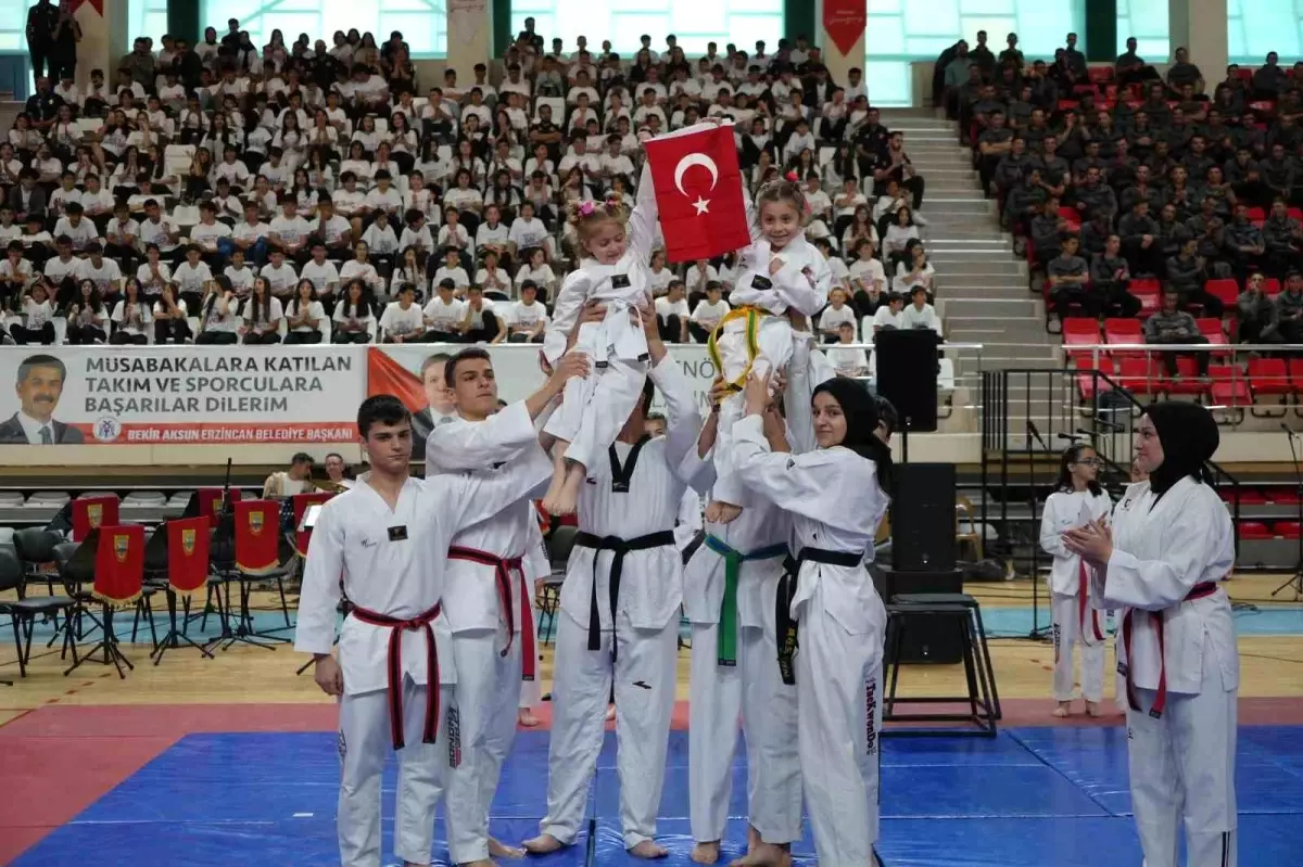 Atatürk\'ü Anma Gençlik ve Spor Bayramı Erzincan\'da Coşkuyla Kutlandı