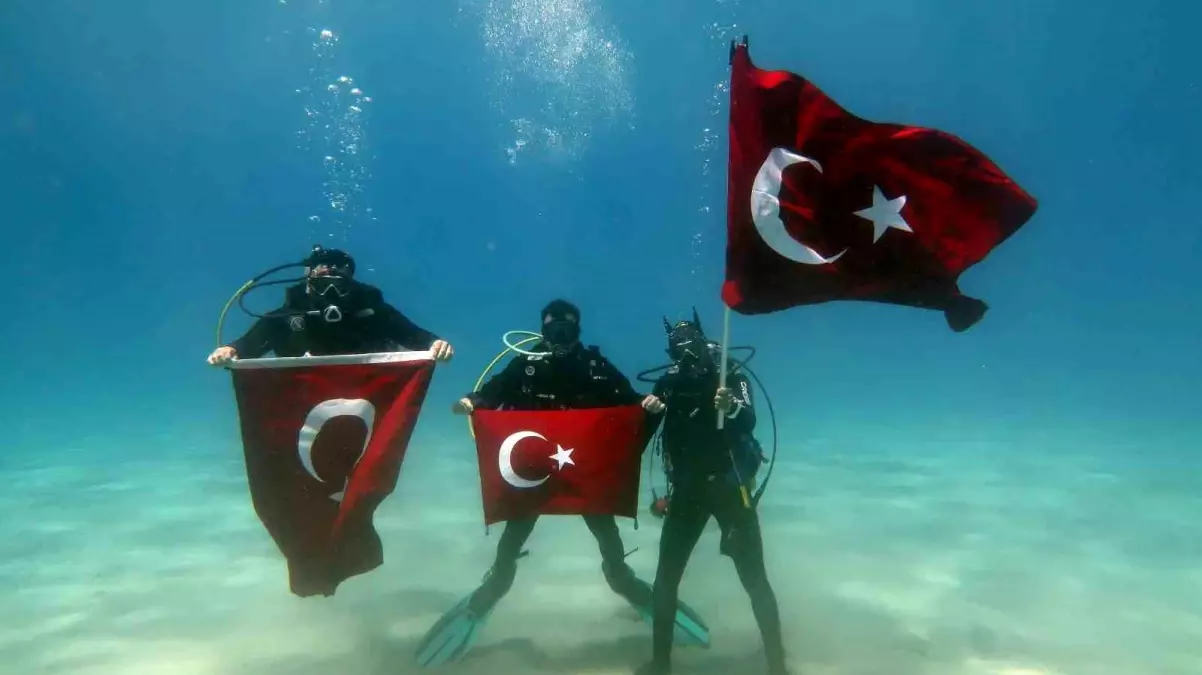 Fethiye\'de Dalgıçlar 19 Mayıs\'ı Deniz Dibinde Kutladı