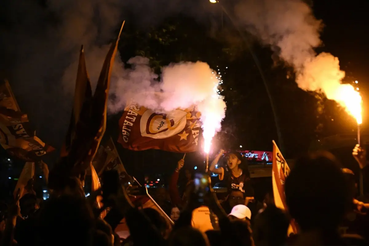 Galatasaray\'ın Almanya\'daki şampiyonluk kutlamalarında olay: 33 polis yaralı