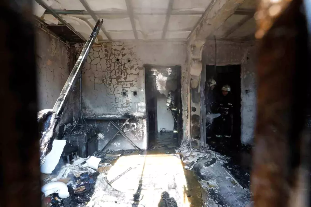 Antalya\'da Gecekonduda Yangın: İçeride Çocuk Arandı