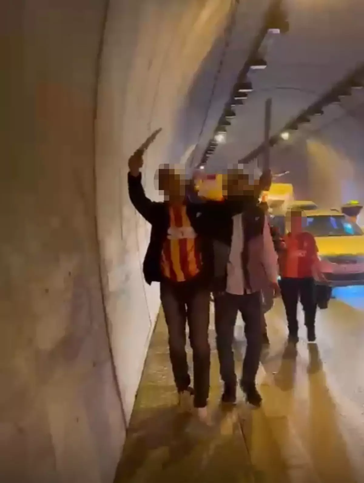 İzmir\'de Galatasaray Kutlaması, Bıçaklı Taraftarlar Dikkat Çekti