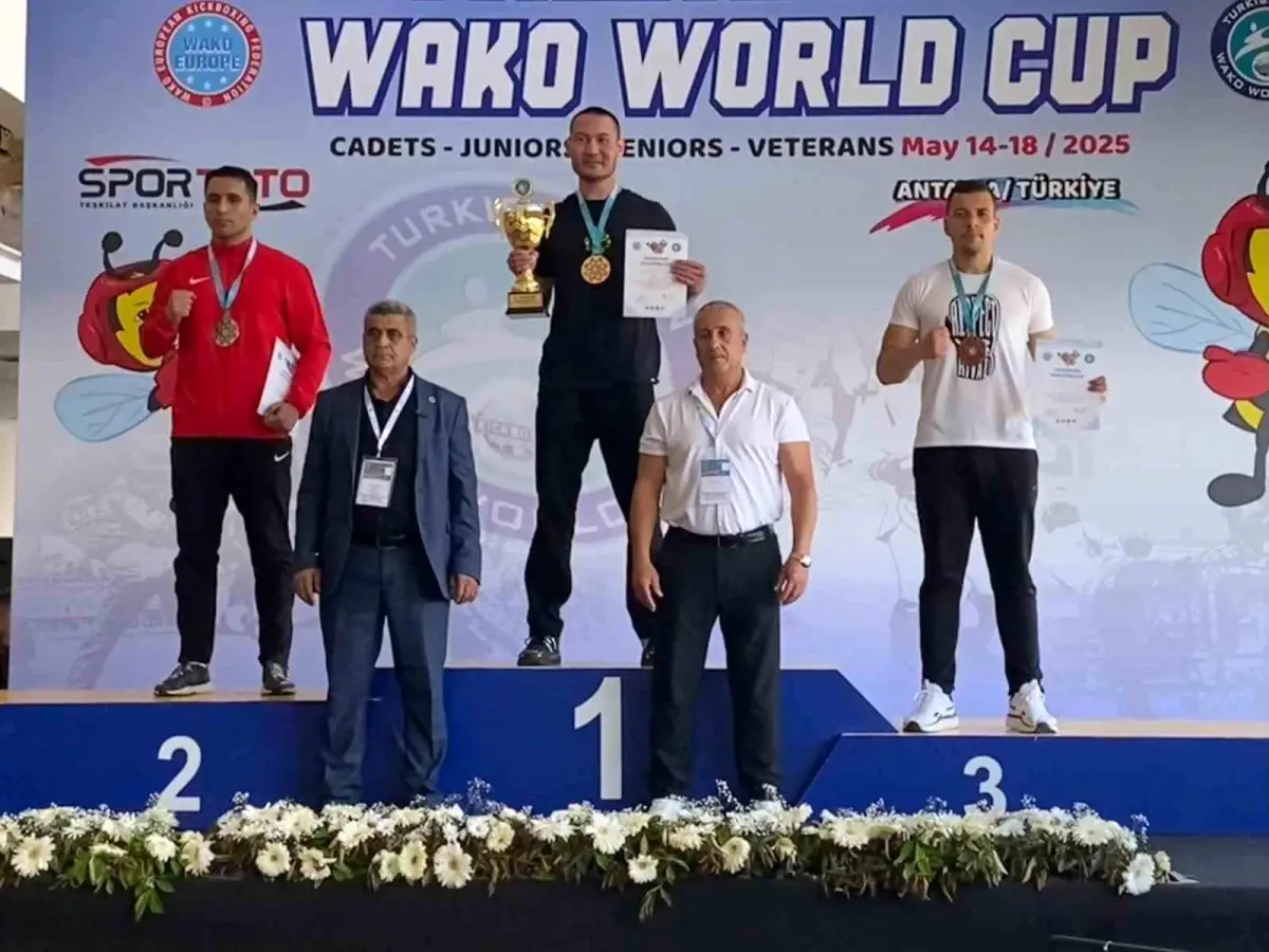 Kemer Belediyesi Kick Boks Takımı, Dünya Kupası\'ndan Dört Madalya ile Döndü