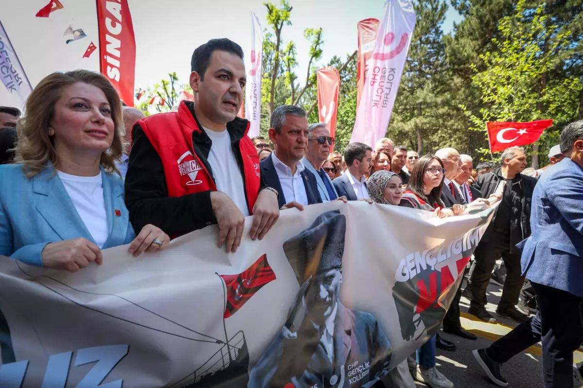 Özgür Özel\'den Demokrasi Vurgusu