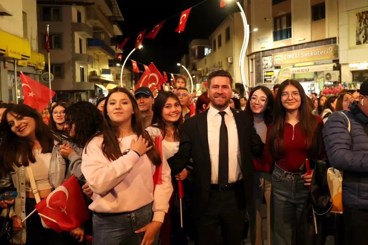 Tavas\'ta Gençlik Haftası Konseri: Necati ve Saykolar Coşturdu