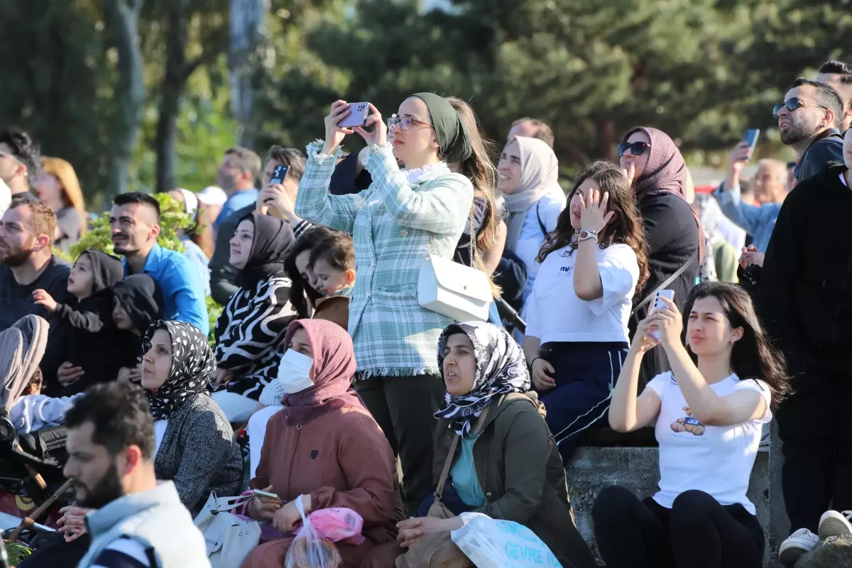 Türk Yıldızları Samsun\'da Bayram Gösterisi