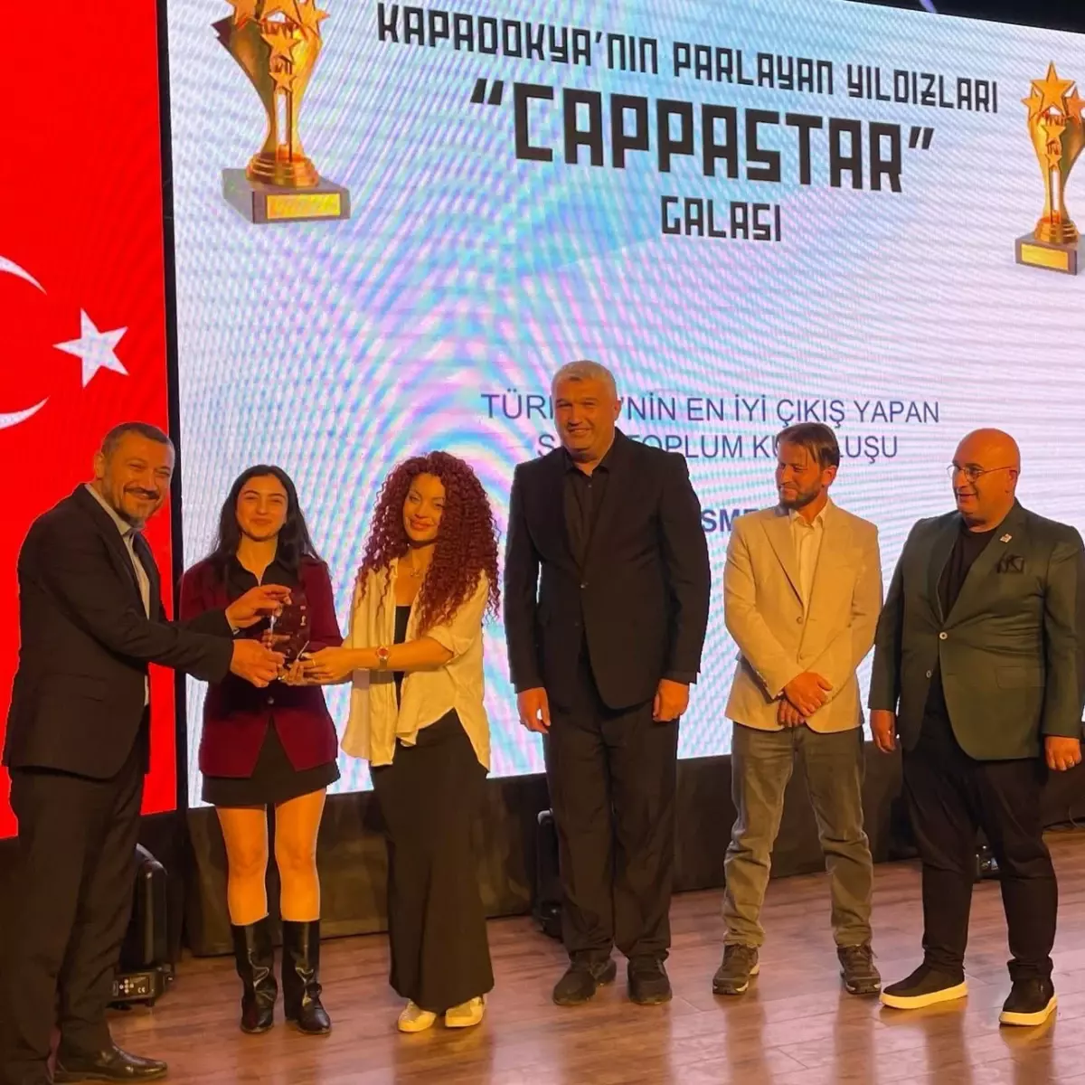 USMEK, Cappastar Ödüllerinde Yılın En İyi Çıkış Yapan STK\'sı Seçildi