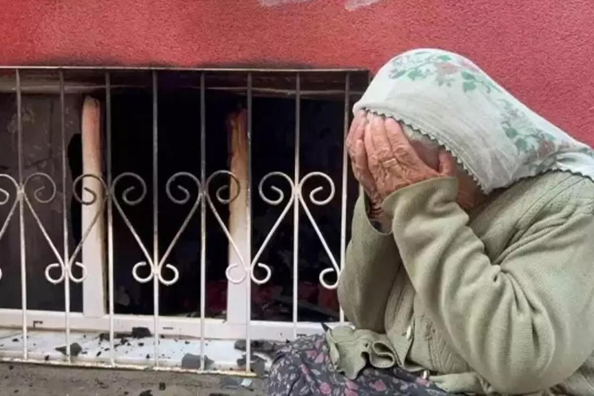 16 yaşındaki çocuğun çıkardığı yangın evi kül etti! Yaşlı kadın gözyaşlarını tutamadı