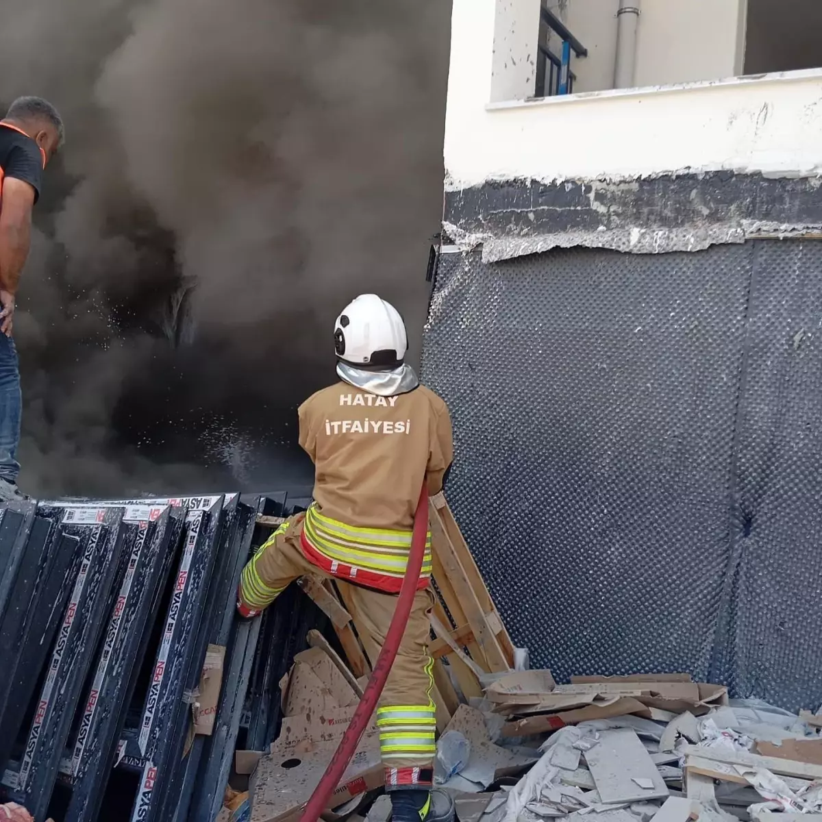 Hatay\'da İnşaat Yangını Kontrol Altına Alındı