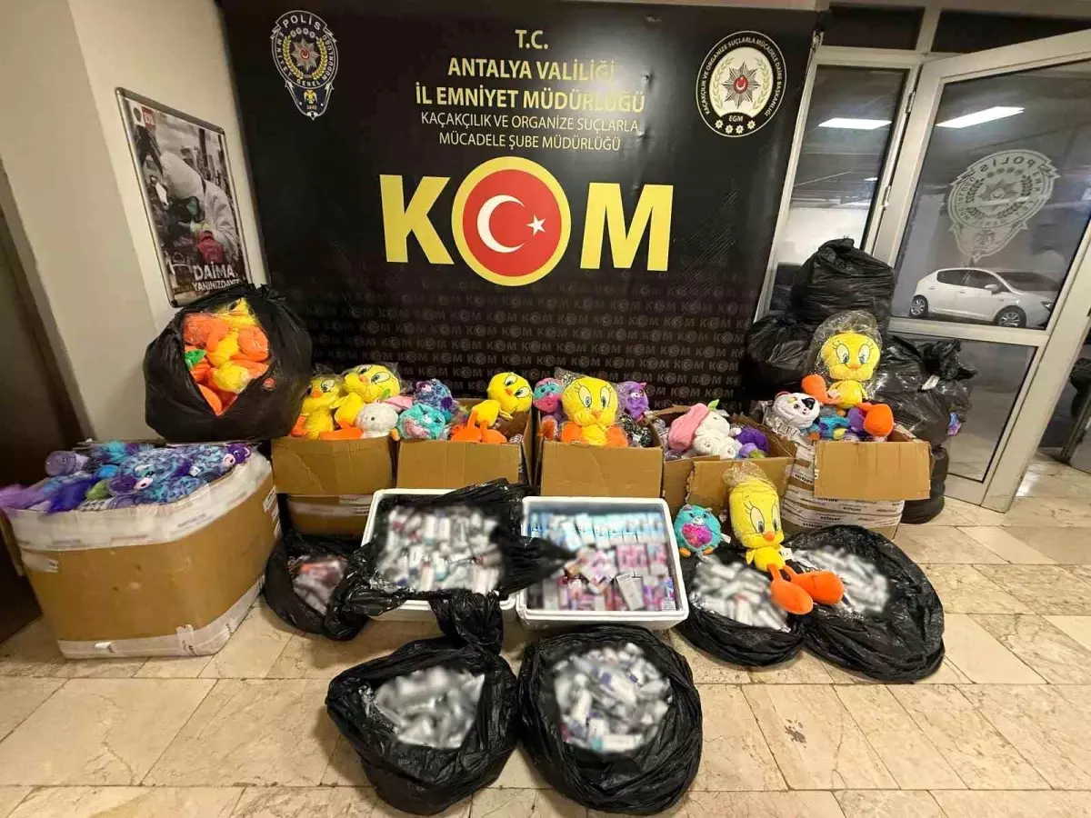 Antalya\'da Kaçakçılığa Operasyon: 512 Bin Makaron Ele Geçirildi