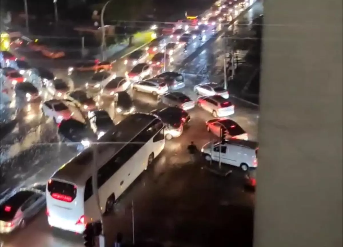 Elektrik Kesintisi Trafik Işıklarını Devre Dışı Bıraktı, Üniversite Öğrencisi Trafiği Yönetti