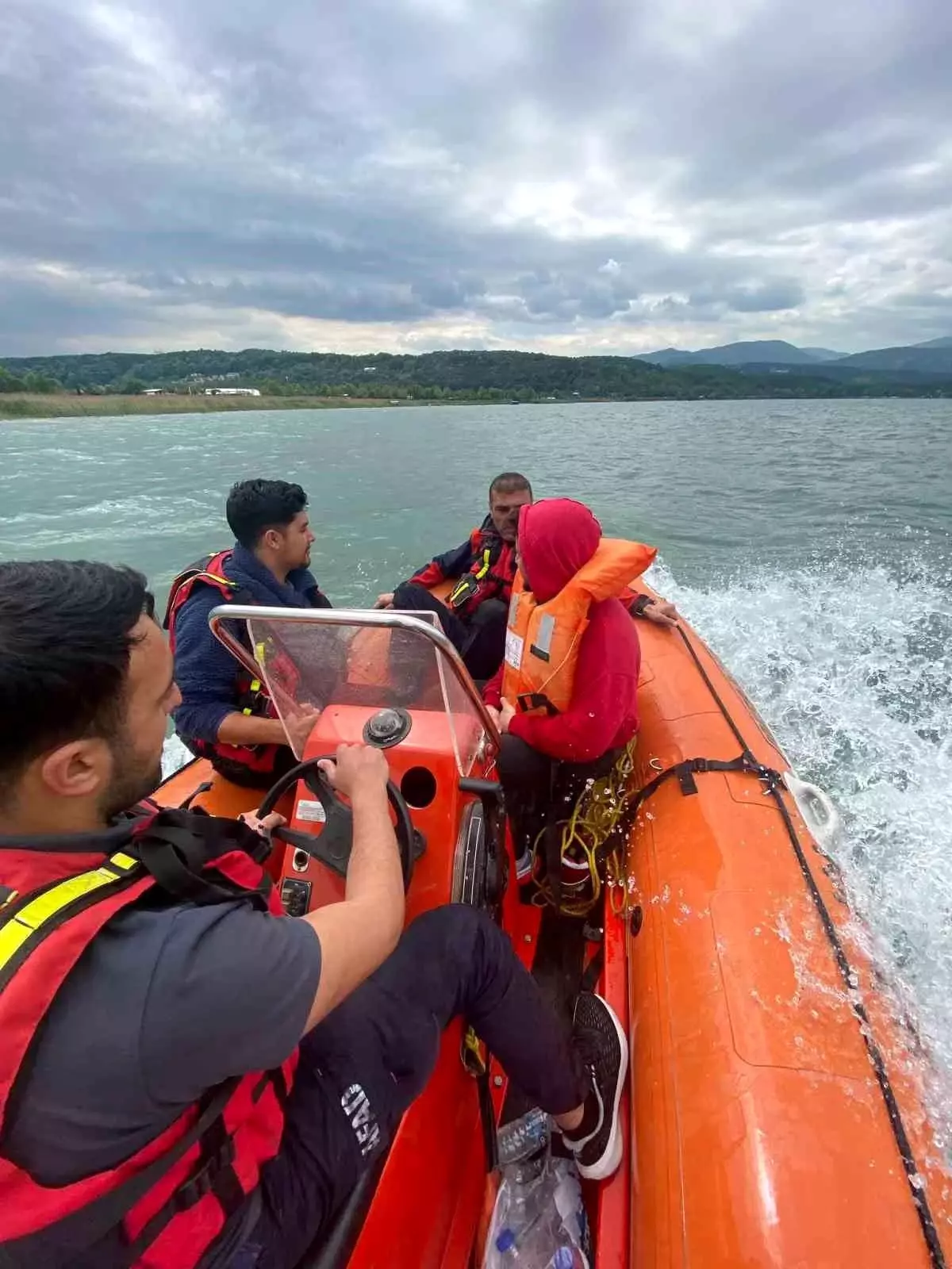Sapanca Gölü\'nde Mahsur Kalan İki Kişi Kurtarıldı