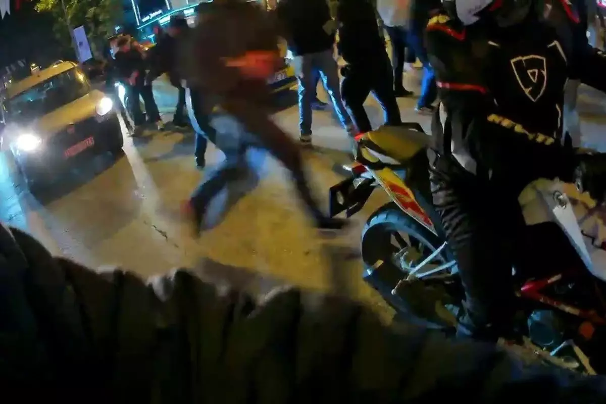 Kadıköy\'de Galatasaray Atkısına Saldırı