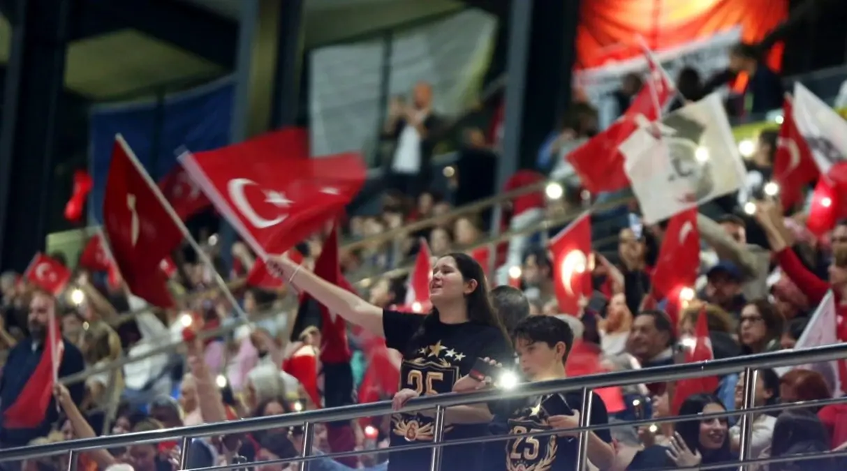 Küçükçekmece\'de 19 Mayıs coşkusu sokaklara taştı