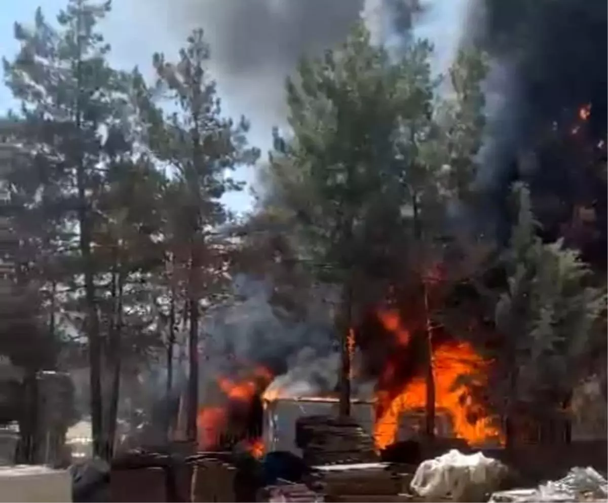 Malatya\'da Şantiye Yangını: Bir Polis Yaralandı