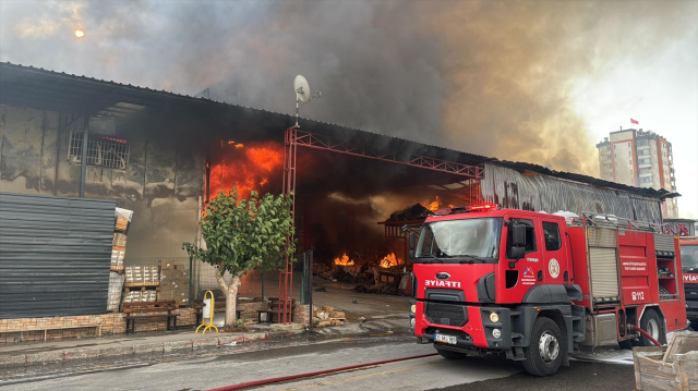 Mersin'de fabrika yangını! Yol ulaşıma kapatıldı, patlama sesleri duyuluyor