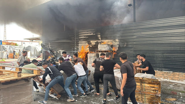 Mersin'de fabrika yangını! Yol ulaşıma kapatıldı, patlama sesleri duyuluyor