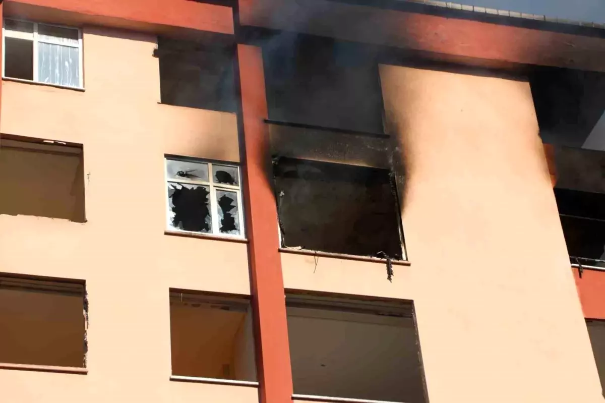 Rize\'de Boşaltılan Apartmanın 8. Katında Yangın Çıktı