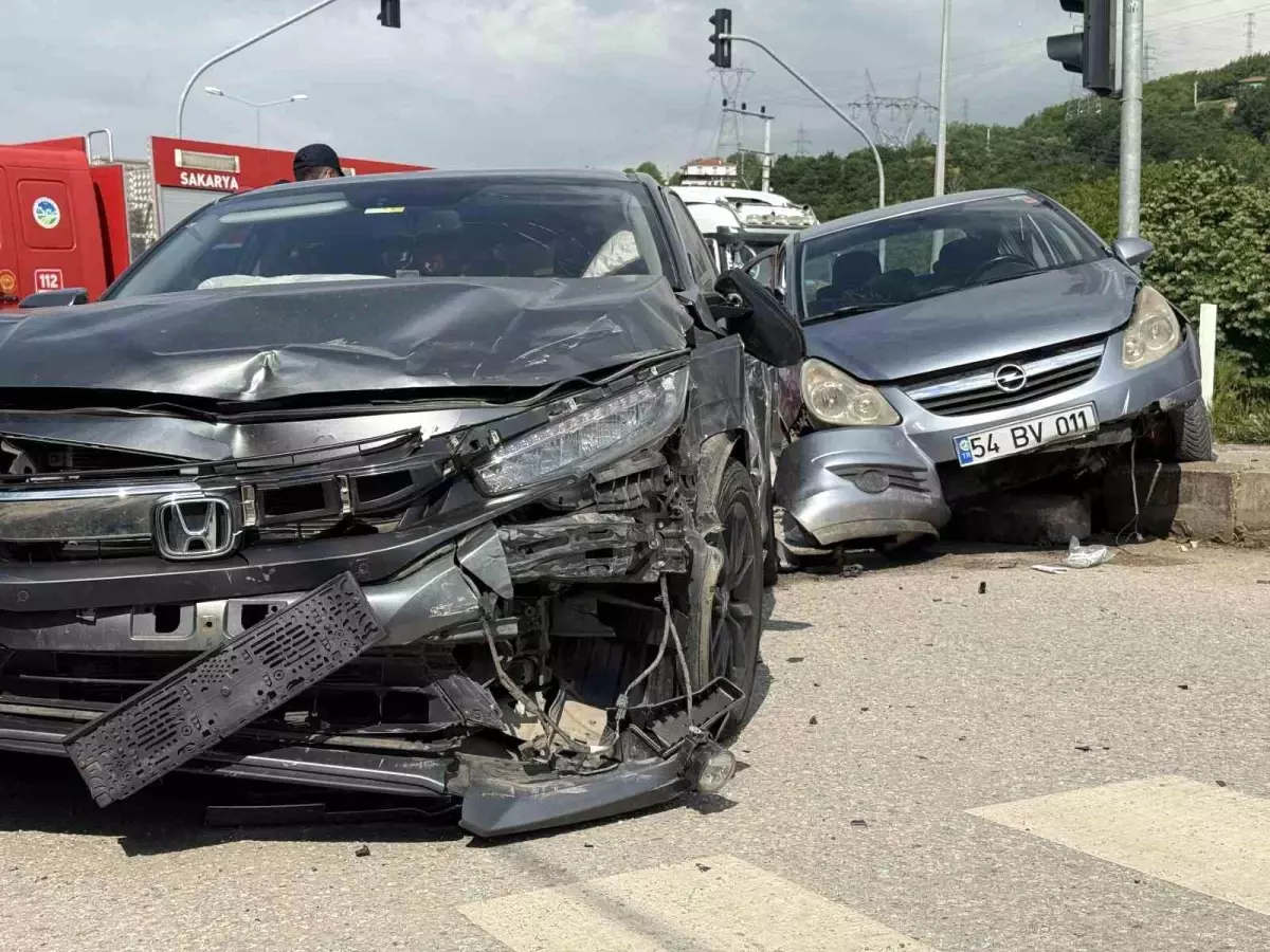 Sakarya\'da Trafik Kazası: 4 Yaralı